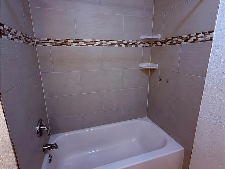 6411 Santa Monica Dr — Photo 10