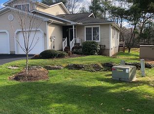 743 Garnet Ln, East Stroudsburg, PA 18301