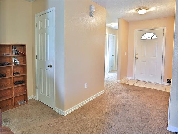 4th image of 814 SW Arrowhead Dr