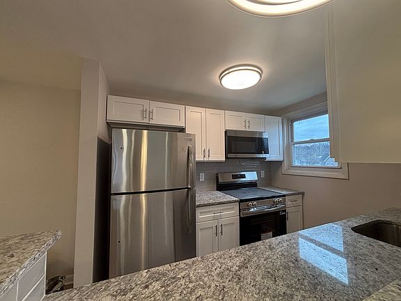 5th image of 17 Windsor Rd Floor 1