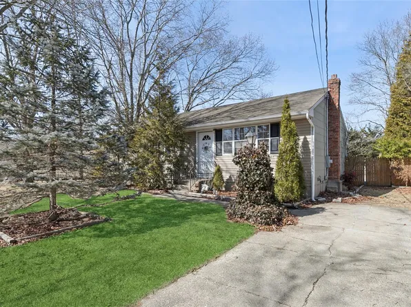 29 Westwood Drive, Shirley, NY 11967