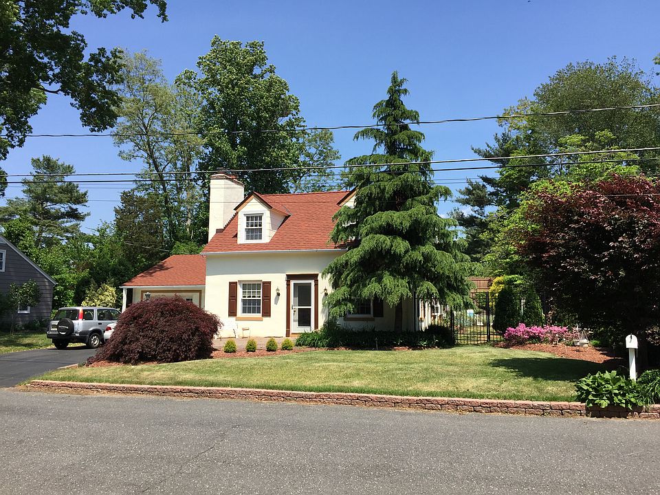 Pretty front yard!
