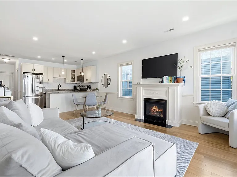 118 Saxton St #3 — Photo 2