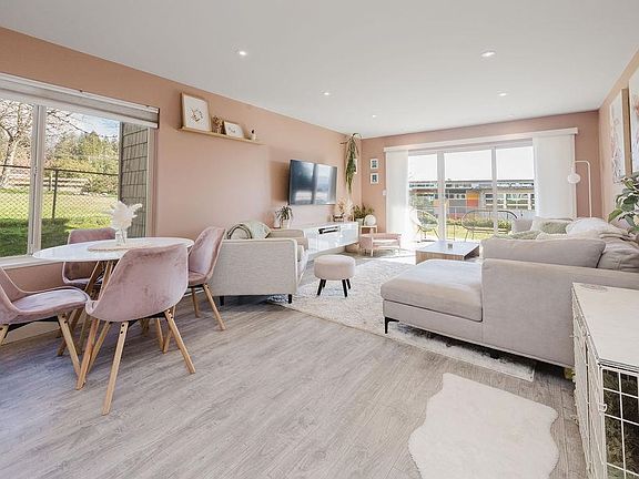 3rd image of 622 Farnham Rd #1