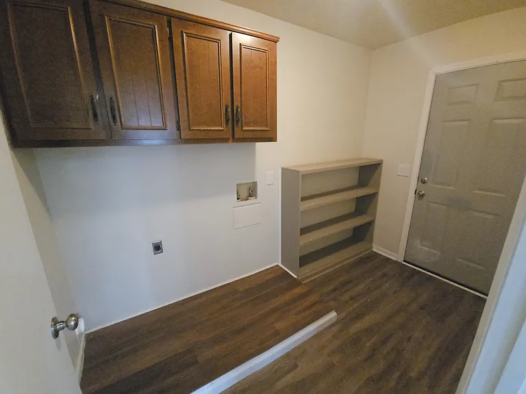 5727 Lexington Dr — Photo 16