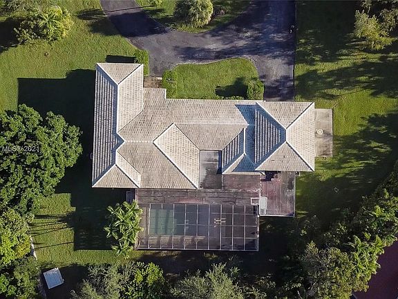 2nd image of 240 Edgewater Dr