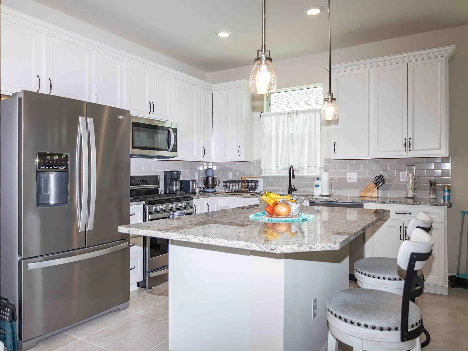 3 bed, 2.0 bath, 1579 sqft, $3,000 — Photo 4