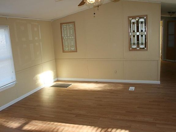 3rd image of 15718 Garnett Dr