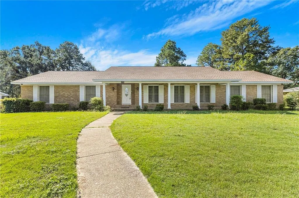 4 bed, 3.0 bath, 2196 sqft, $2,600 — Photo 1