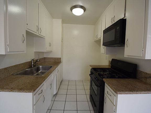 4th image of 5922 Woodman Ave APT 6