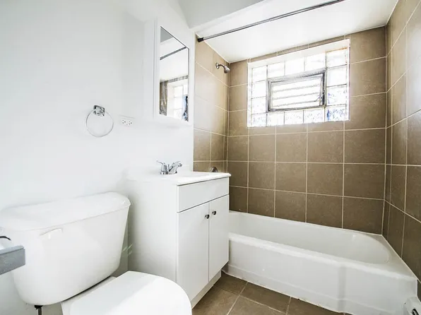 7925 S Phillips Chicago, IL 60617