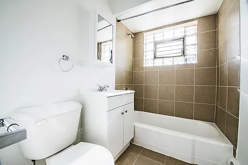 7925 S Phillips Chicago, IL 60617 Photo 1