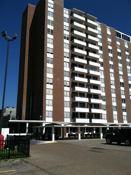 1st image of 715 S Upper Broadway St