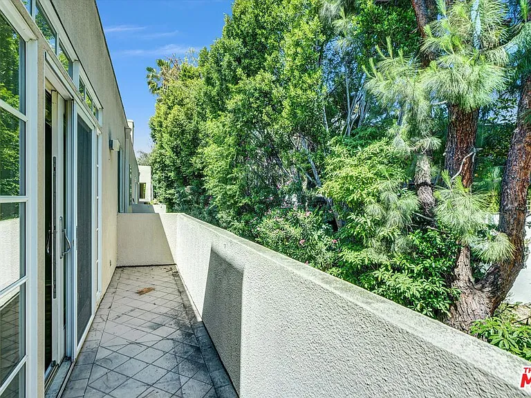 2222 N Beachwood Dr #302 — Photo 17