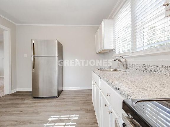 3rd image of 241 Caulder Cir