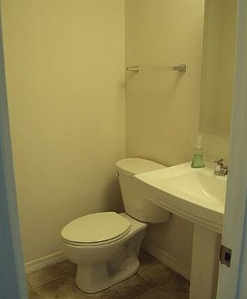 3rd image of 909 W Esplanade Ave Ste 103