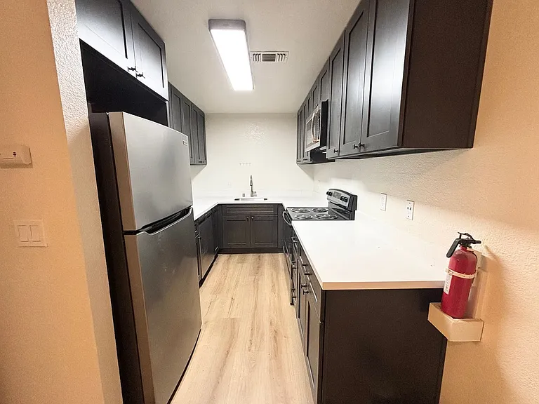 819 Adams Ter #A — Photo 8