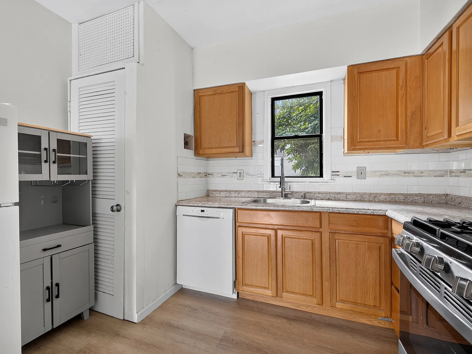 2 bed, 700 sqft, $3,000 — Photo 2