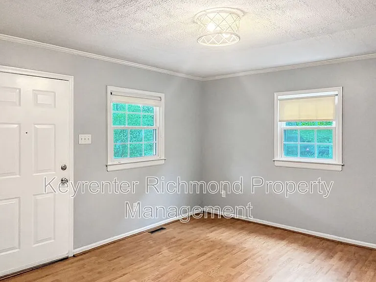 1019 Halsey Ln — Photo 2