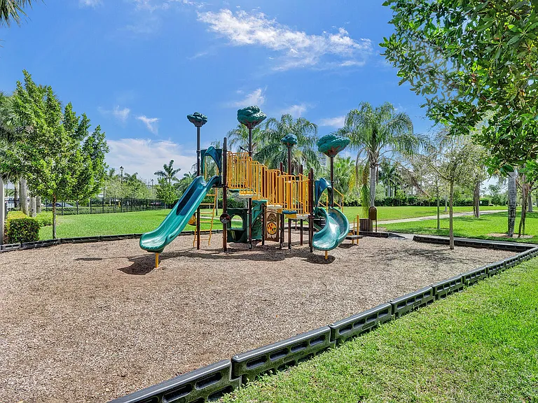 1300 Eucalyptus Dr #3 — Photo 27