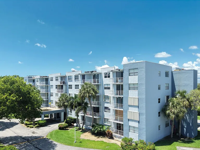 500 Executive Center Dr #2M — Photo 17