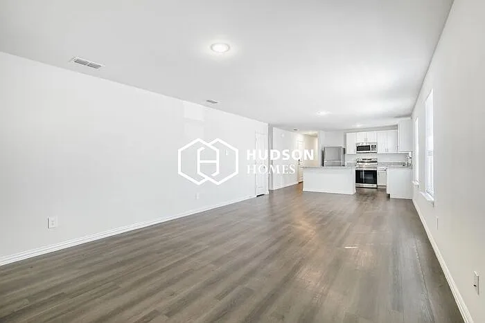 471 Bobbie St — Photo 4