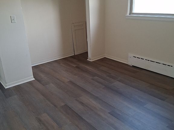 3rd image of 30 E 34th St