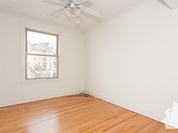 5th image of 2205 W Montrose Ave