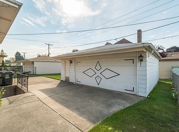 2nd image of 8841 Congress Park Ave