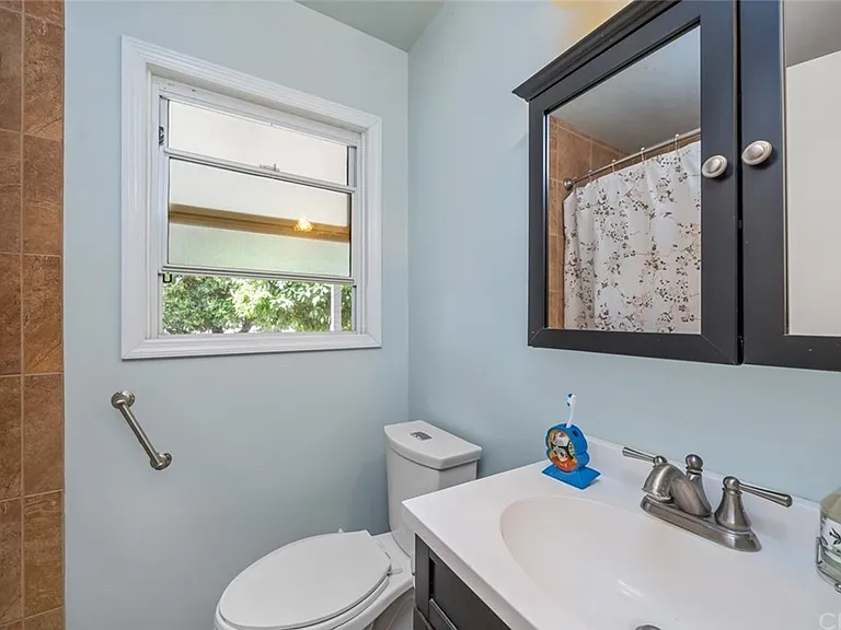 13528 E Russell St — Photo 10