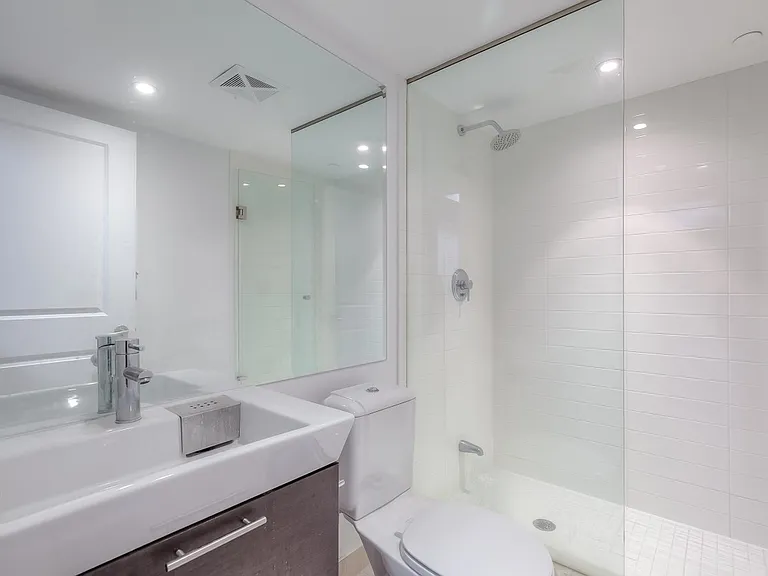 386 Yonge St #1816 — Photo 16