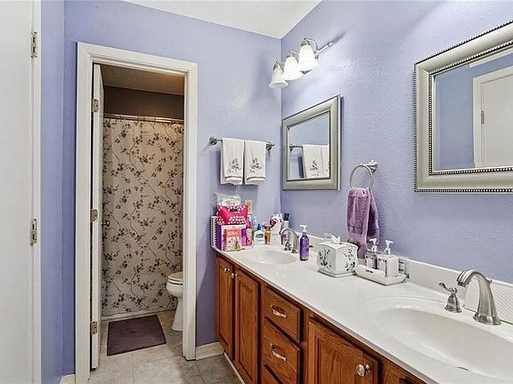 5th image of 1012 Saint Julien Dr APT B2