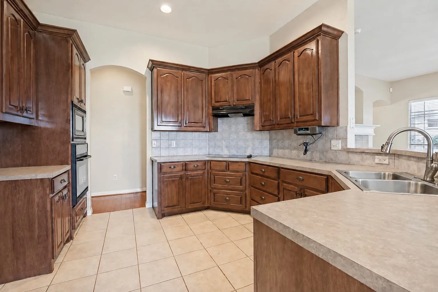 3 bed, 2.5 bath, 2217 sqft, $2,300 — Photo 4