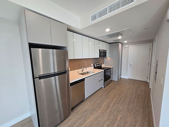 3rd image of 4660 Melrose Ave #1