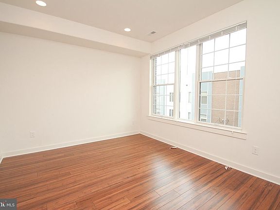 3rd image of 864 N 19th St #4