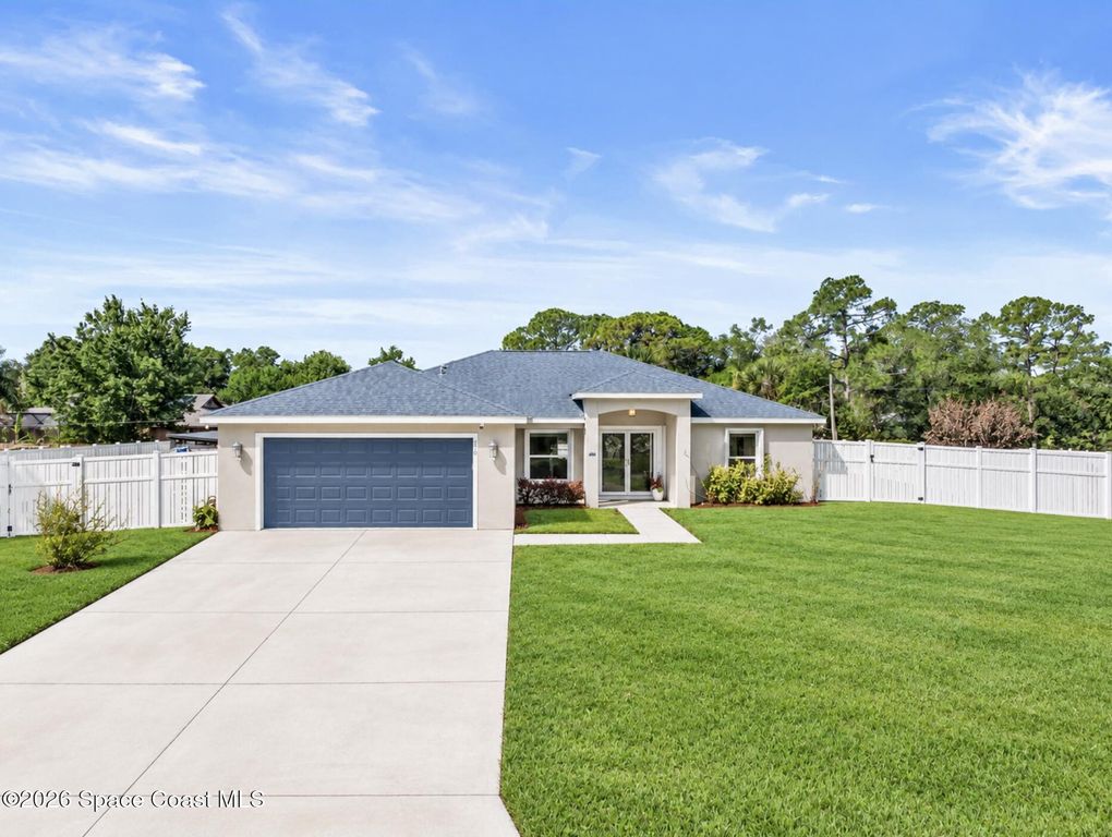 210 Pelican Dr NE