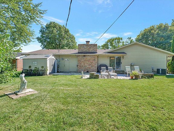 3rd image of 610 E Evergreen Ct