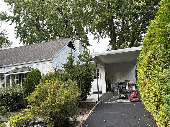 5th image of 2829 Colmar Ave