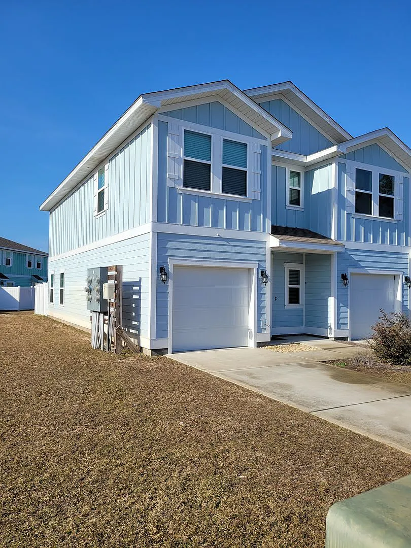 Hathaway Townhomes 3 bedroom 2.5 Bath 1 car garage. End Unit! — Photo 1