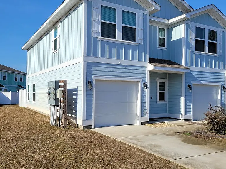 1933 Pointe Dr — Photo 1