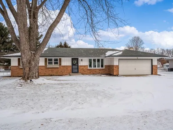 5366 Elena Dr, Rockford, IL 61108