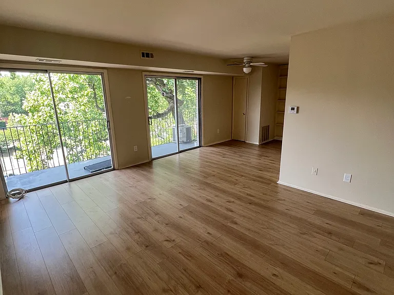 2025 N Lincoln St #113 — Photo 8