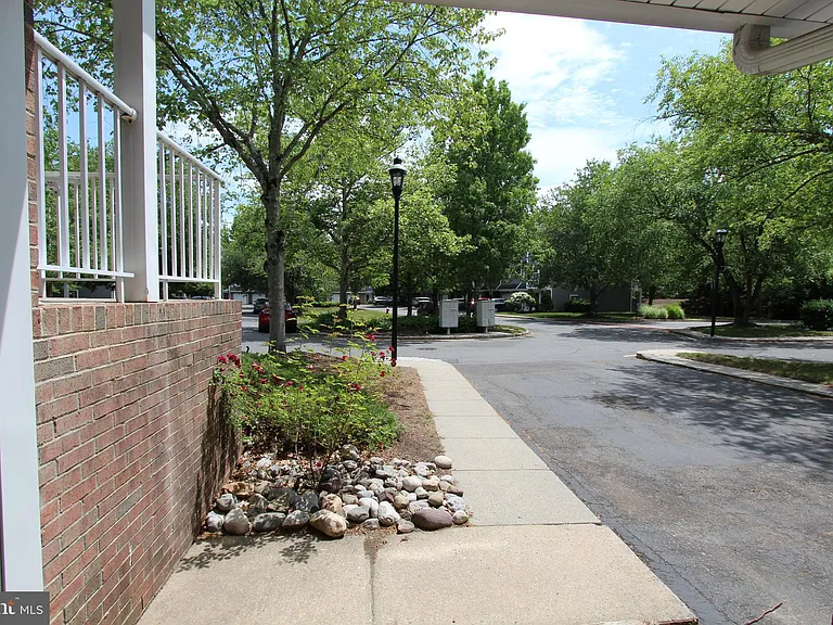 6 Halstead Pl — Photo 2