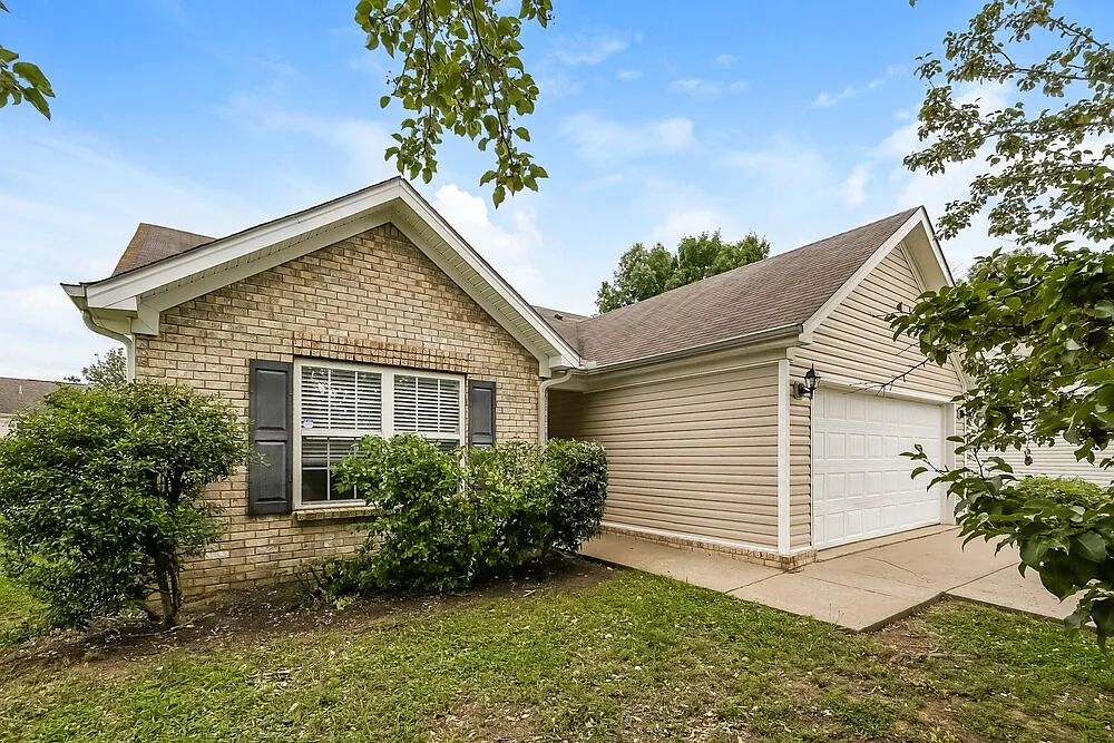 3 bed, 2.0 bath, 1321 sqft, $1,965 — Photo 3