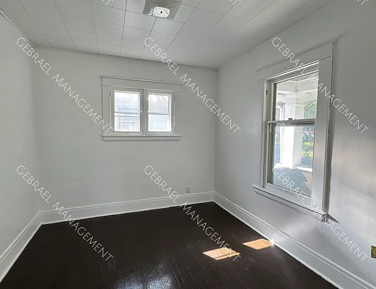 1922 Benjamin St — Photo 18