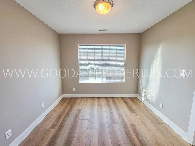 425 SE Waco Pl — Photo 7