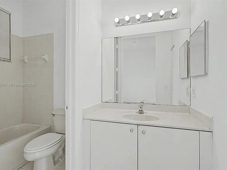 975 NE 42nd Ter #975 — Photo 20