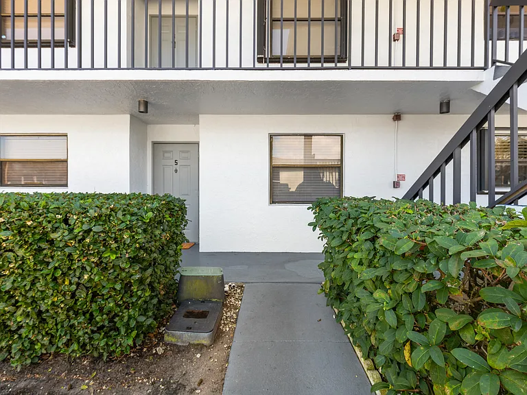 1270 SE Parkview Pl #B5 — Photo 2