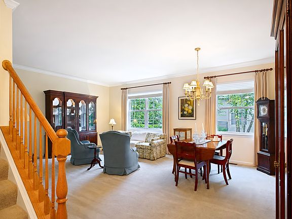 3rd image of 816 Cambridge Dr
