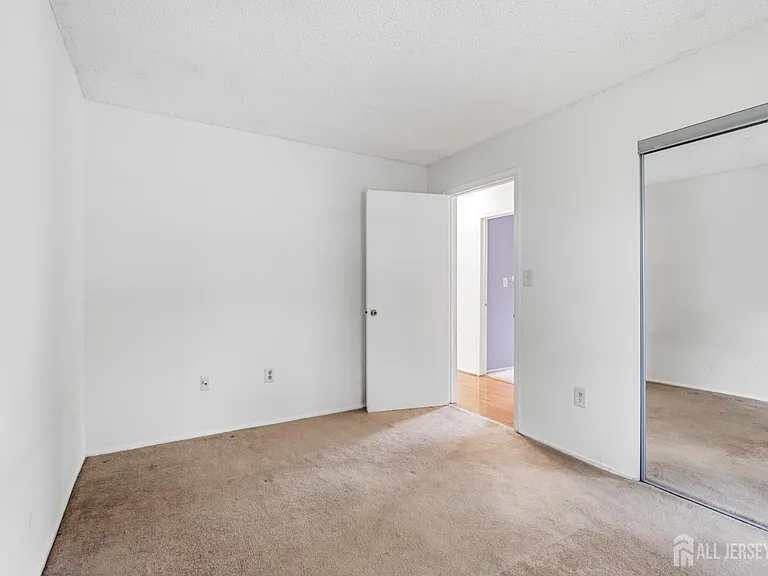 334 Lancaster Ct — Photo 17